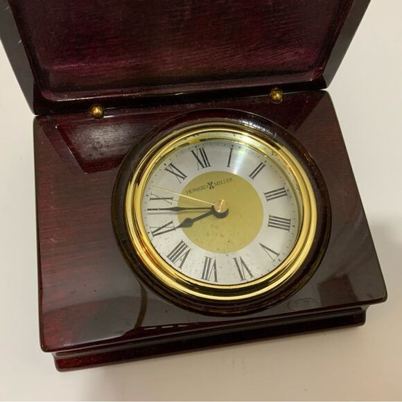 Howard Miller wooden burgundy quartz battery clock - Picture 4 of 4